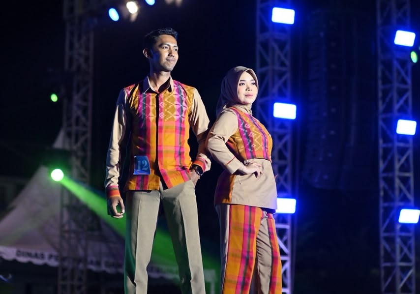 Dispar Raih Juara III Fashion Show Busana Kerja Berbahan Tenun Tingkat OPD Kabupaten Bima